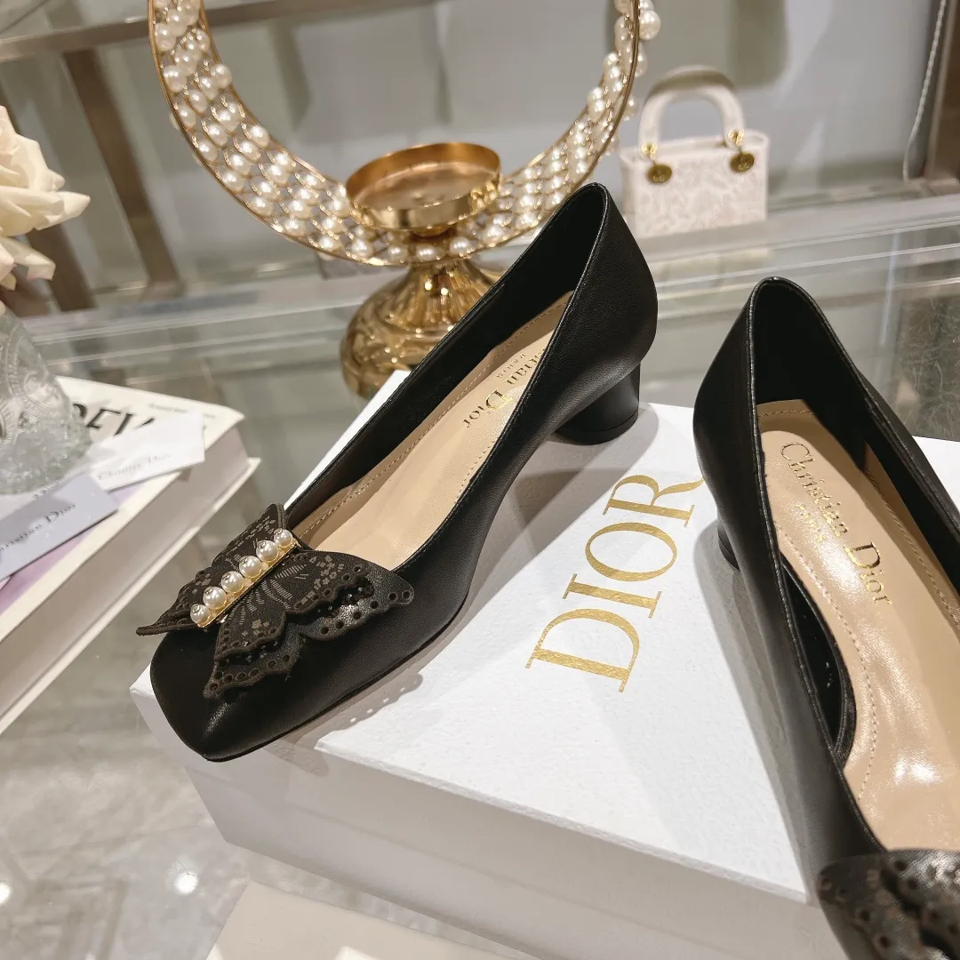 👟👟Ex-factory price 560👟👟 2024 early spring new style ◼️Dior ◼️Dior spring and summer latest fashion show haute couture series sandals Bow Mary Jane ——— Ldylle retro Roman style doll women's sandals CD pearl five metal buckle bow low-heeled women's single shoes Original development top high-end version Material: imported cow patent leather upper + water-dyed sheepskin lining + original molded pearl buckle + Italian genuine leather outsole Size: 34-40 (34.40. Customization is non-refundable and non-exchangeable) Heel height: 4.5cm 8.5cm
